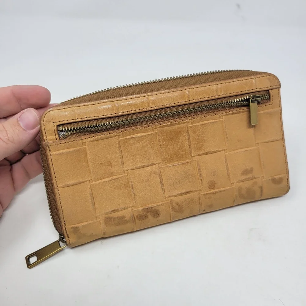 Fossil Wallet Tan‎ Leather Zip-Around Logo Wristlet Woven Look Design